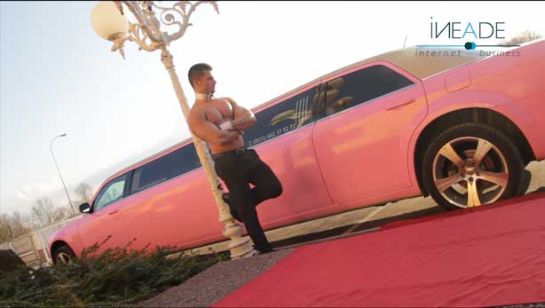 Stripteaseur Lyon en limousine